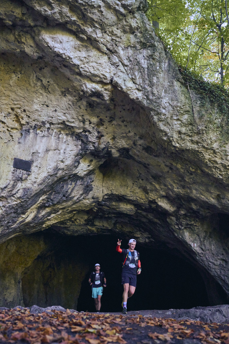 Teilnehmer des Ultratrail Fränkische Schweiz laufen durch die Oswaldhöhle