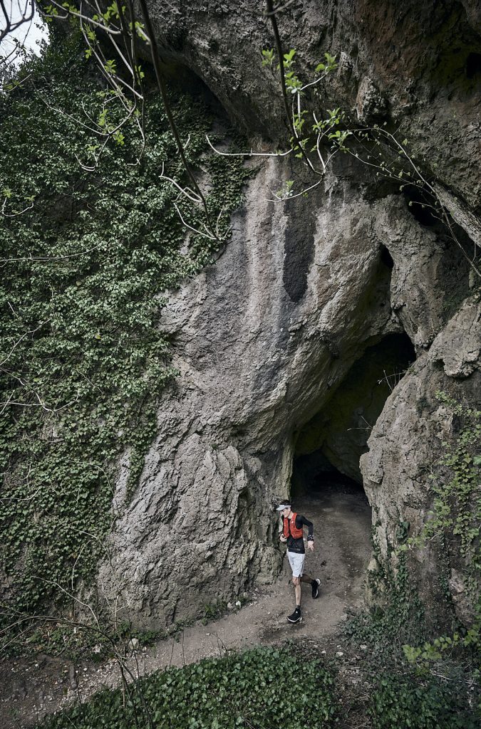 UTFS Teilnehmer am Ausgang von einer Höhle in der Fränkischen Schweiz